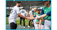 Little Leaguers Meet Tigers and Yankees Players